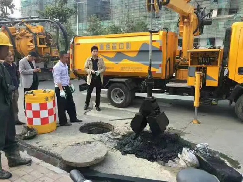 图们街道：网格员化身“清道夫”，为民解忧疏通“堵心”化粪池