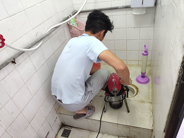 图们肥皂掉到马桶里把马桶堵住了怎么办？马桶堵住了怎么办